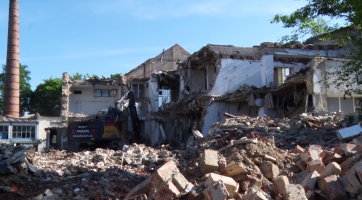 Bývalá mlékárna jde k zemi