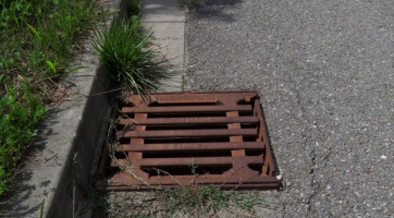 Radnice odkanalizuje staré i nové okrajové ulice dvěma způsoby