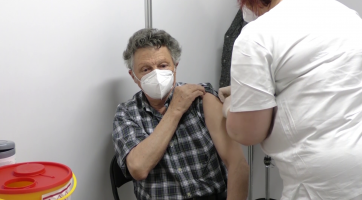 Očkování proti covidu se přesouvá zpět do nemocnice