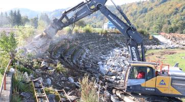 Rekonstrukci vsetínského stadionu zahájila demolice