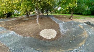 Pumpování mezi stromy! V Kroměříži otevřeli novou terénní dráhu pro bikery