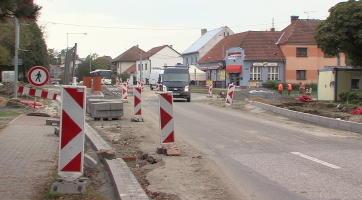 Přestavba hrádecké křižovatky na kruhový objezd skončí v prosinci 