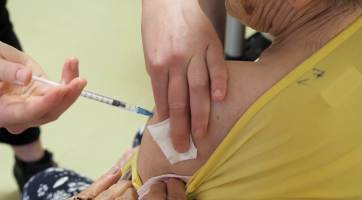 O očkování třetí dávkou je mezi seniory velký zájem