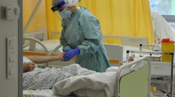 Rizikové pacienty začali ve Vsetínské nemocnici léčit monoklonálními protilátkami
