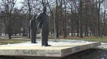 Dvanáctitunový podstavec musela zvedat těžká technika