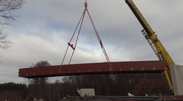 Rychlostní silnici přemostila lávka