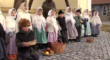 Děti z Věnečku přišly koledovat k jesličkám