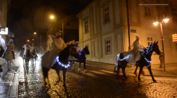 Ulicemi projížděl Mikuláš v kočáře, andělé a čerti na koních