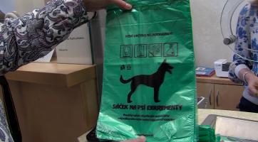 Zaregistrovaným a platícím psíčkařům doručí sáčky na exkrementy radnice  