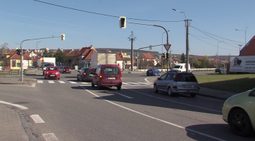 Oprava povrchu zkomplikuje průjezd světelnou křižovatkou 