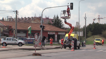 Oprava vozovky na křižovatce komplikuje dopravu 