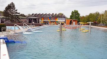 Po nevzhledné „díře“ ani památky. Na koupališti ve Valašském Meziříčí už stojí nový bazén 