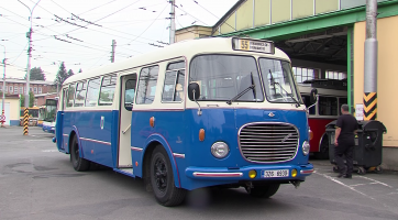 Město křižovaly historické trolejbusy a autobusy