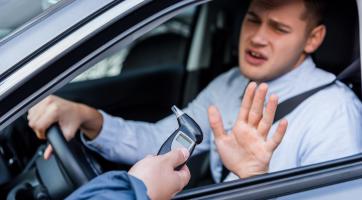 Opili se, sedli za volant a bourali. Teď mohou řidiči strávit až tři roky za mřížemi 