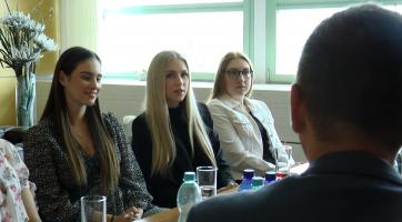 Hejtman poděkoval studentkám za pomoc v očkovacích centrech