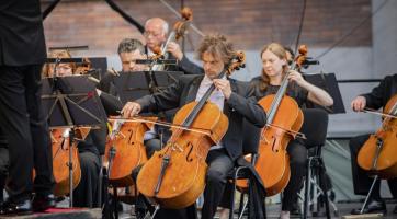 Filharmonie zahrála pod širým nebem slavné melodie rodiny Straussů