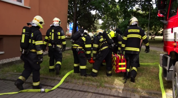 Třídenní cvičení hasičů simulovalo požár výškového domu