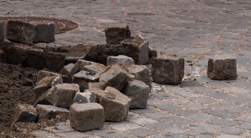 V Zámecké ulici nahradí kostky asfaltem