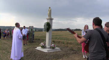Svěcení nové sochy Panny Marie nad sídlištěm Malé Pole