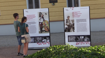 Panelová výstava ukazuje vztah folklóru a moci