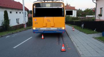 Nezletilý chlapec vjel ve Zlíně pod kola trolejbusu. Je těžce zraněn