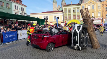 Hasiči vyprošťovali osoby z poničených aut