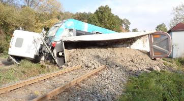 Po srážce vlaku s kamionem na Vsetínsku zůstalo pět zraněných 