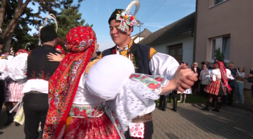 Při nedělní hodové obchůzce se vozil na voze sud s burčákem