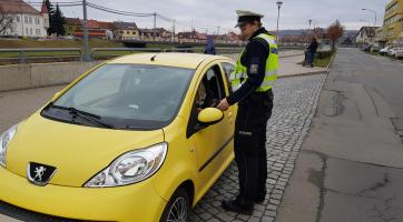 Rychlá jízda i nerespektování červené. Někteří řidiči za volantem riskují