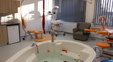 V Kroměřížské nemocnici vrací porody ženám. Porod do vody není problém