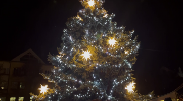 Rozsvícení vánočního stromu si nenechaly ujít stovky lidí