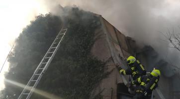 V Holešově hoří dům využívaný bezdomovci. Pro jednoho muže musela přijet záchranka
