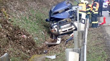 U Zádveřic na Zlínsku havaroval osobní automobil. Řidičku museli z vozidla vyprostit