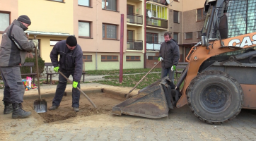 Pracovníci technických služeb vyměnili písek v pískovištích