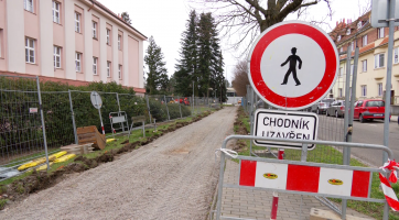 Opravy chodníků na ulici Šafaříkova a Štefánikova jsou v plném proudu