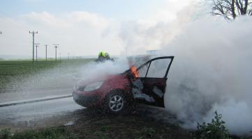 Krátce po nastartování bylo skoro celé vozidlo v plamenech 