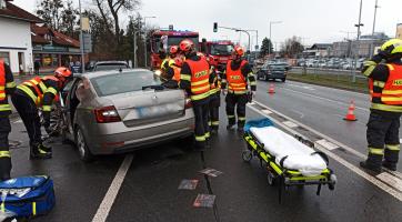 U vážné nehody tří osobních aut v Rožnově zasahoval vrtulník