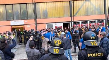 Dohra hokejového derby: devět zajištěných fanoušků, rozbité okno autobusu a vyhrožování brankáři