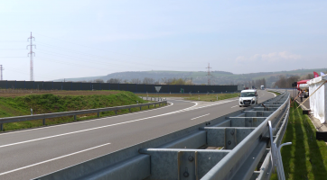 Silničáři začali u Napajedel stavět dálniční most přes řeku Moravu