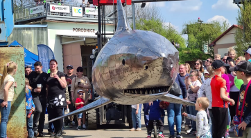 Den Země v Kovozoo a REC Group korunovalo odhalení železného žraloka Bruce