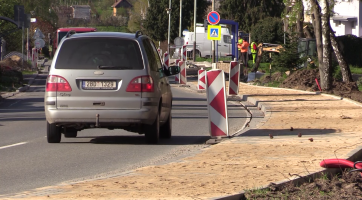 Stavba chodníků ve směru na Kostelec rychle pokračuje