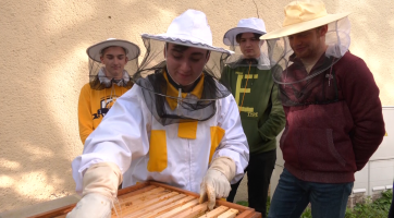 Gymnazistům přežila zimu obě včelstva v dobré kondici 