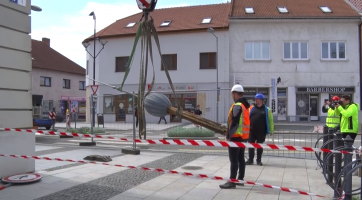 Historická schránka ze špičky radniční věže se otevřela po 24 letech