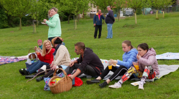 Piknik v trávě s dobrým jídlem a pitím přilákal na Žlutavě rodiny s dětmi