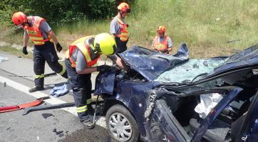 U Zlechova se srazila tři osobní auta. Dva lidé zemřeli, další čtyři jsou zranění