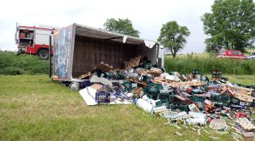 Milovníci zlatavého moku zapláčou. Pivo z havarovaného náklaďáku skončilo na louce