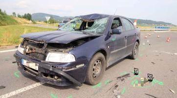 Řidič mopedu nedal přednost osobnímu automobilu. Po několika hodinách v nemocnici zemřel