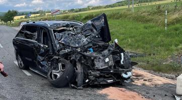 Řidič Mercedesu narazil v Nezdenicích do stojícího autobusu. Na místě jsou tři zranění