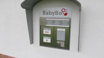 Do babyboxu ve Vsetíně někdo odložil dítě. Novorozená holčička dostala jméno Jindřiška