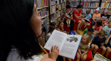 Večerníčky v knihovně lákají další generaci dětí